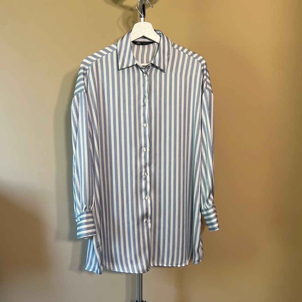 Oversized satin blouse. Zara